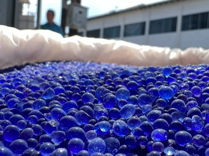 Sílica gel azul de Poliquímica para control de humedad en aplicaciones industriales